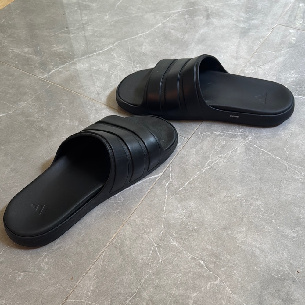 Adidas Classic Black Slides - Picture 3 of 3